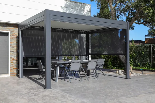 Pergola bioclimatique solaire en aluminium Anémone et intégralement équipée